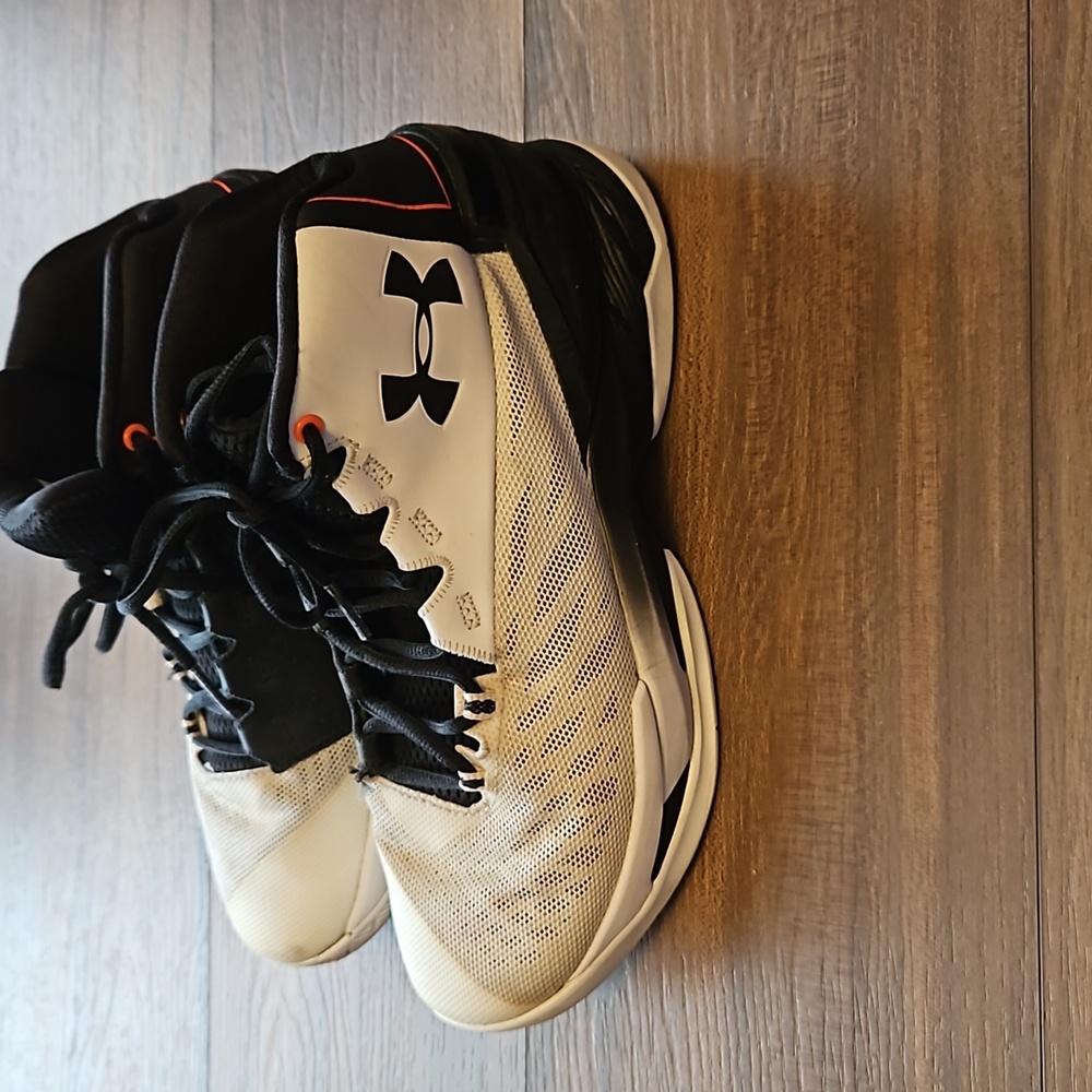 Under Armour mens size 8